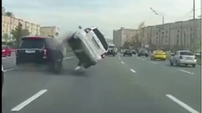 Deputatın "Range Rover"ini vurdular:  özü içində olub - VİDEO