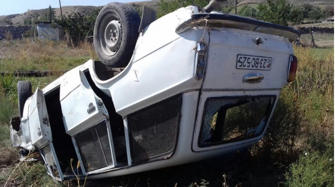 Beyləqanda avtomobil aşıb, ölən var