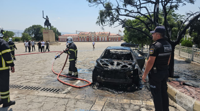 Şəhərin mərkəzində “Geely” yandı; köməyə polislər də gəldi - FOTO - VİDEO