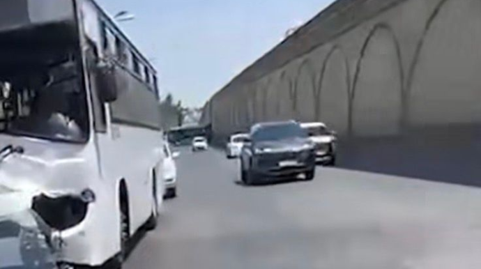 Babək prospektində avtobusla yük maşını toqquşdu - VİDEO 