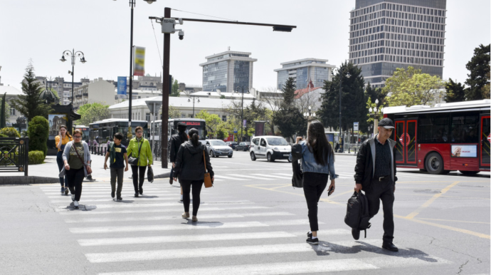 Bakının bu ərazisində piyadaların xaotik hərəkəti nəqliyyatı iflic edir - AÇIQLAMA 