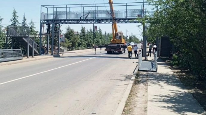 Avtoqəza nəticəsində sıradan çıxan yerüstü keçid bərpa olunub  