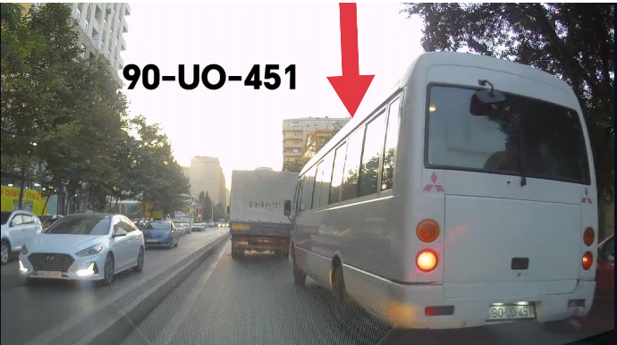 Sol zolaqda maşının olduğunu görən sürücü qəsdən sıxışdırıb qəza şəraiti yaratdı - VİDEO