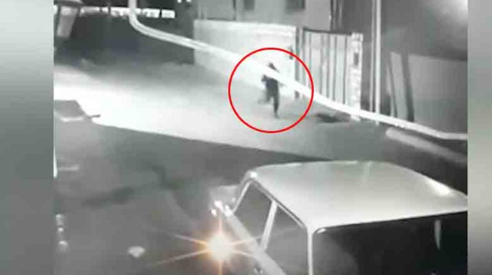 Həkimi qətlə yetirməkdə şübhəli bilinən şəxslərin görüntüləri yayıldı - VİDEO 