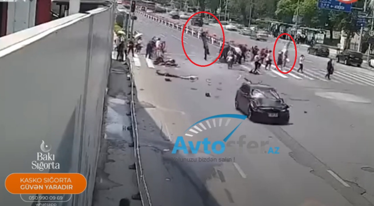 Yüksək sürətlə hərəkət edən sürücü piyadaları faciəvi şəkildə öldürdü - ŞOK VİDEO