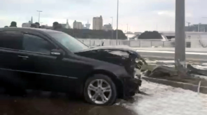 Bakıda "Mercedes" qəza törətdi, avtomobilə ciddi ziyan dəydi - VİDEO 