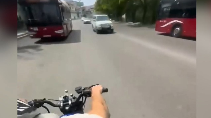 Motosikleti “protiv” sürüb yolda hamıya təhlükə yaratdı - VİDEO 