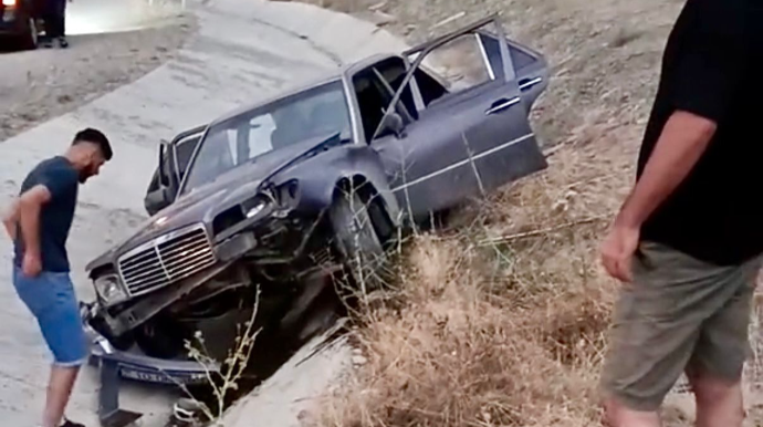 Şamaxıda qayda pozan sürücü “Mercedes”i aşırdı    - VİDEO