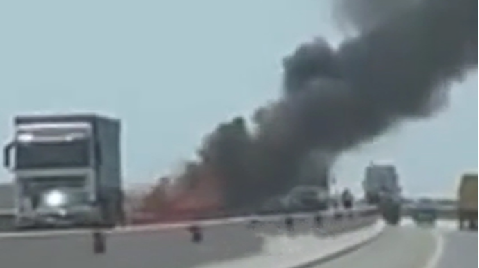 Ələt-Astara yolunda maşın yanır - VİDEO  - YENİLƏNİB