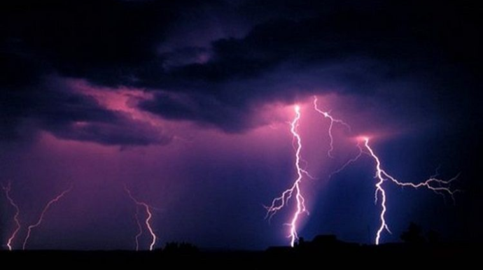 Qubada 3 yaşayış evini ildırım vurub