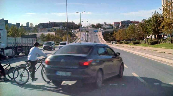 Məktəblilər qırmızıdan keçən “Renault”la toqquşmaqdan son anda xilas oldular – VİDEO