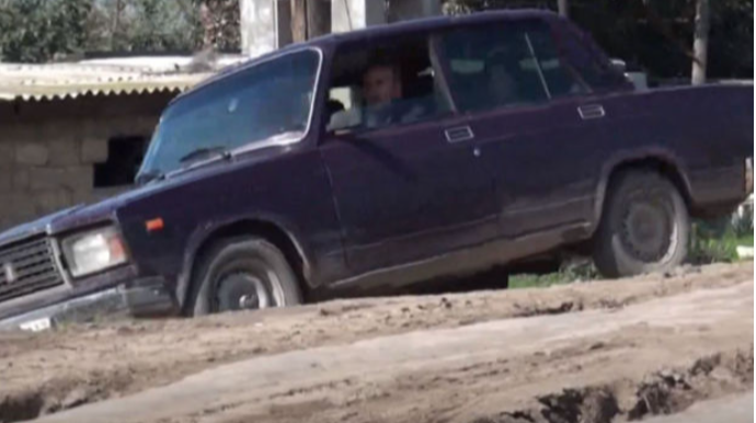 10 min nəfər sakinin yaşadığı ərazidə yollar bərbad vəziyyətdədir - VİDEO 