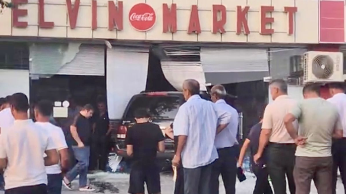 В Габале водитель Lexus врезался в маркет - ВИДЕО