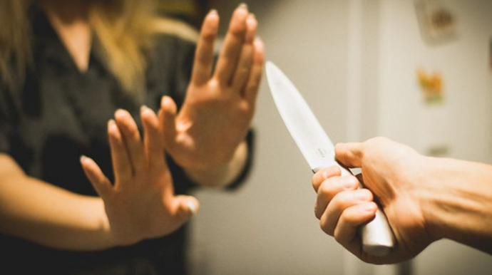 В Баку молодой женщине нанесли ножевое ранение в живот 