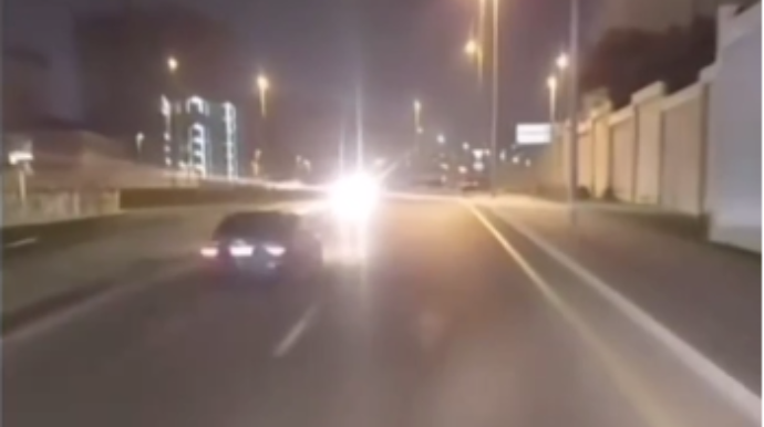 Bakıda "öz dünyası" olan taksi sürücüsü təhlükəli vəziyyət yaradıb  - VİDEO