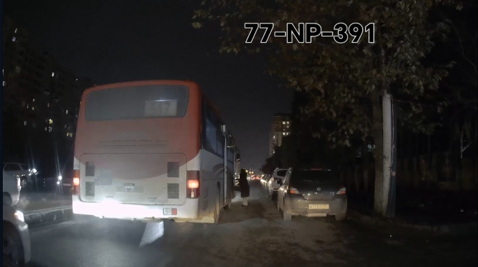 В Хырдалане водитель автобуса остановился во втором ряду, чтоб забрать пассажира - ВИДЕО 