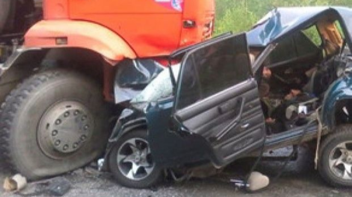 Qaxda minik avtomobili yük maşını ilə toqquşub  - FOTO