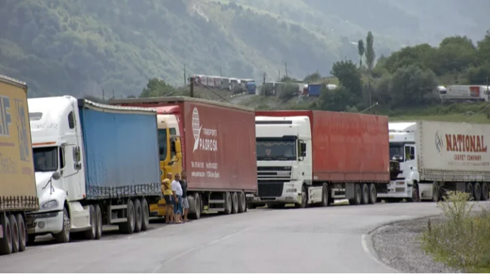 Gürcüstan Ermənistana gedən yük maşınlarını sərhəddən buraxmır