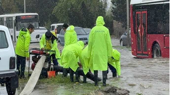 Bakıda intensiv yağışların nəticələri aradan qaldırılır - FOTOLAR 
