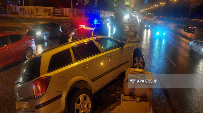 Bakıda "Opel" beton səkiyə çırpıldı  - FOTO