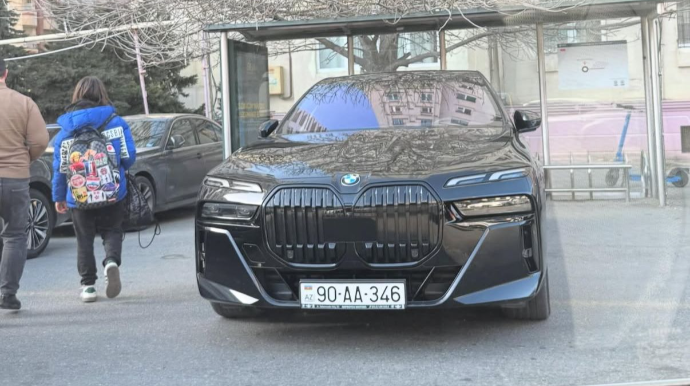 Установлена личность водителя дорогого BMW, "оккупировавшего" автобусную остановку в Баку - ФОТО