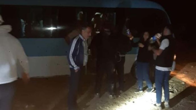 Xızıda sərnişin dolu avtobus selin yuduğu yolda qalıb  - VİDEO