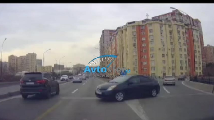 “Prius” sürücüsündən təhlükəli manevr; körpüdə əks istiqamətə çıxdı – VİDEO  