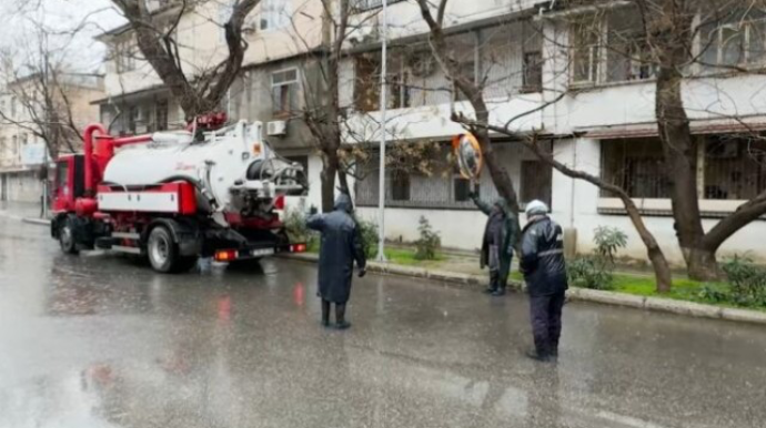 Bakının yağış sularından təmizlənməsi davam etdirilir 