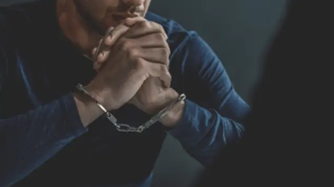 Özünü dövlət qurumunun əməkdaşı kimi təqdim etdi, qadından 3500 manat aldı 