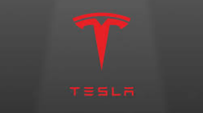 Акции Tesla  за год упали практически в два раза