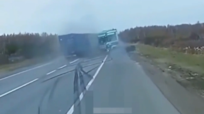 Qəzaya düşən TIR iki yerə bölündü - ANBAAN VİDEO  