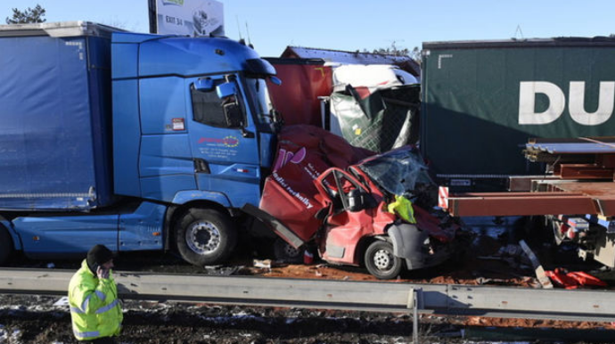 Çexiyada yolun buzlanması 36 maşının toqquşmasına səbəb oldu: Yaralılar var 