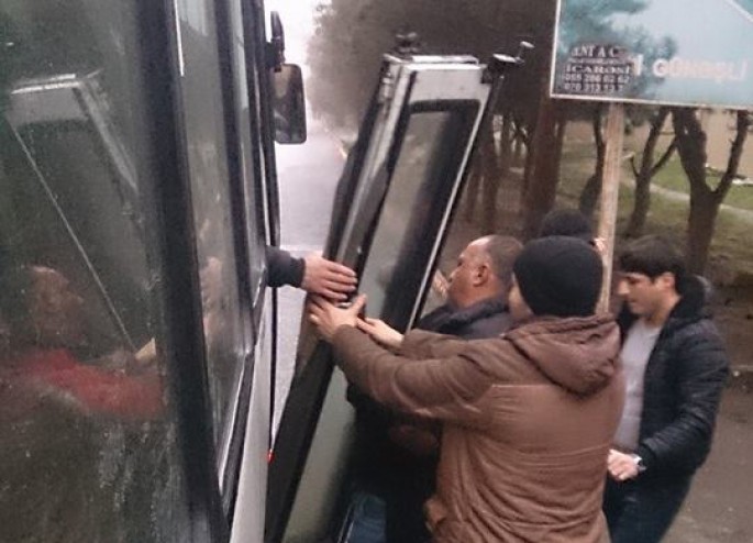 Bakıda sərnişinlə dolu avtobusun qapısı yola düşdü - FOTO