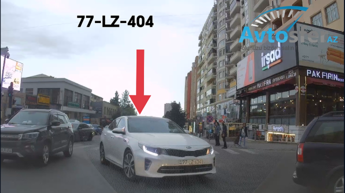 Qarşıdan gələn maşının yolunu kəsib hərəkətə mane oldu - VİDEO