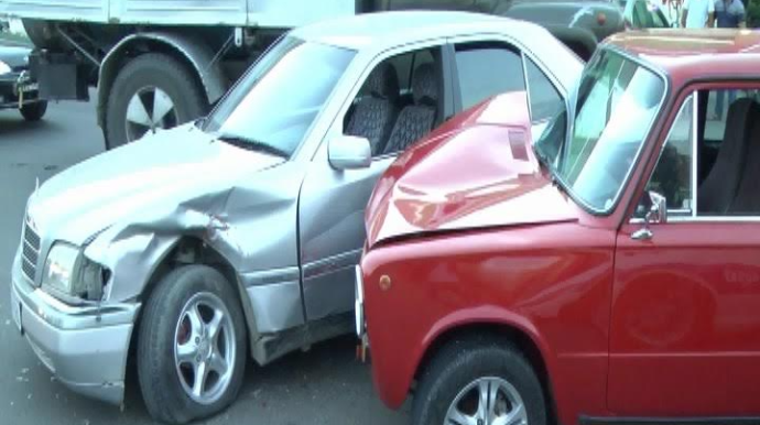 Kürdəmirdə “Mercedes” “011”ə çırpılıb, xəsarət alanlar var 