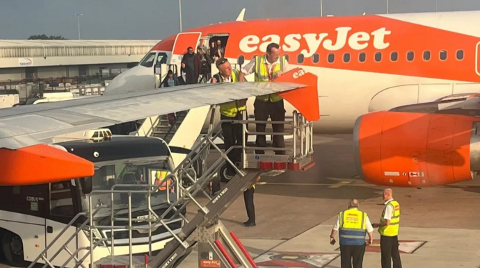 Mançester hava limanında iki sərnişin təyyarəsi toqquşdu 