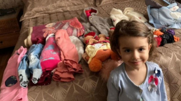Qazinin 4 yaşlı qızı geyim və oyuncaqlarını türkiyəli uşaqlara bağışladı  - FOTO