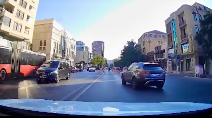 Son anda zolağını dəyişib təhlükəli vəziyyət yaratdı  - 77-FD-085   - VİDEO