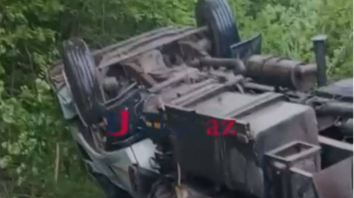 Qubada yük maşını dərəyə aşdı - VİDEO