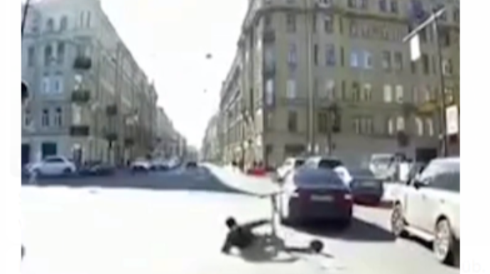 Şəhərin mərkəzində skuter sürən gənc belə vuruldu  - VİDEO