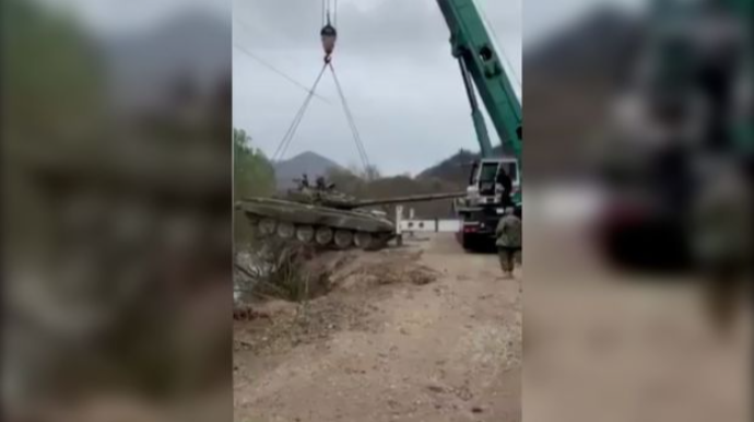 Hərbçilərimiz ermənilərin atıb qaçdığı texnikaları dərələrdən yığırlar - VİDEO