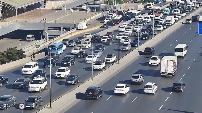 SÜRÜCÜLƏRİN NƏZƏRİNƏ:  Bu yollarda tıxac var