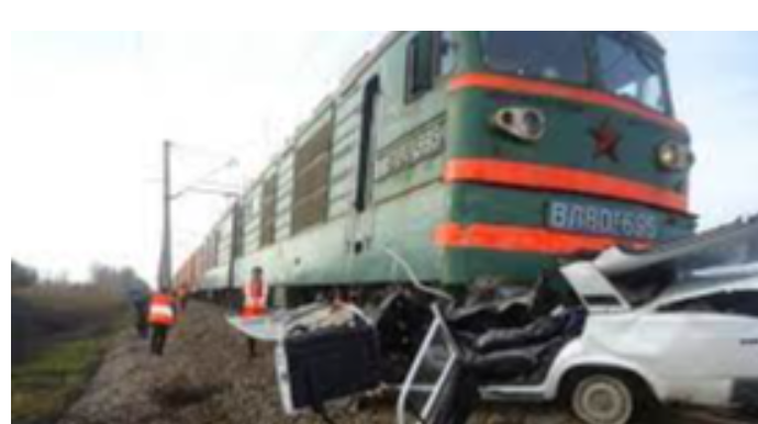 Avtomobil dəmiryol keçidində qatara çırpılıb, xəsarət alanlar var