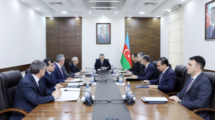 Mantiyasını avtomobilin üzərinə sərən hakimin səlahiyyətlərinə xitam verildi 