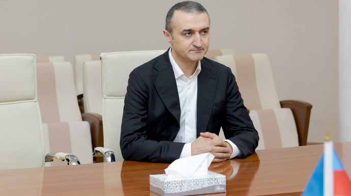 Həkim kimi adı siyahıda olmayan Dilqəm Məhhərəmov bu yola əl atdı - FOTO