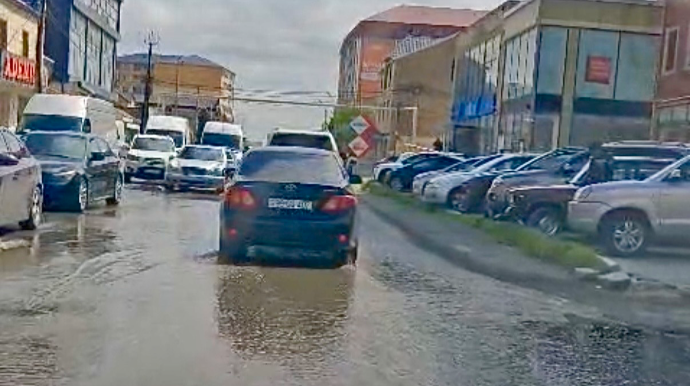 Masazırda kanalizasiya problemi: Çirkab su küçəyə axdı   - VİDEO
