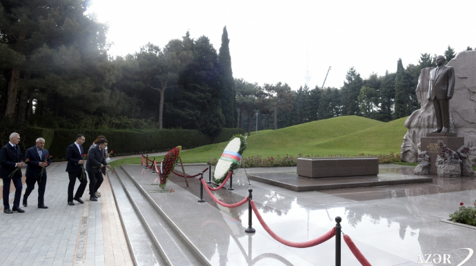 Zəfər Tibb Simpoziumunun iştirakçıları Fəxri xiyaban və Şəhidlər xiyabanını ziyarət ediblər - FOTO