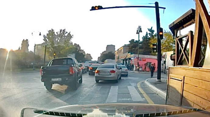 Binəqədidə vaxtından əvvəl yolayrıcına girən sürücülər hərəkəti əngəllədi - VİDEO