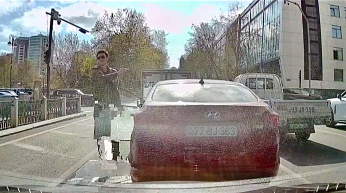 Öz qaydalarını işə salan sürücü maşından düşüb dərs keçdi   - VİDEO