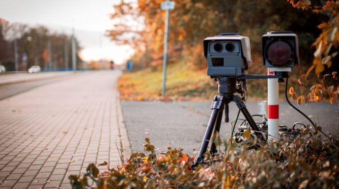 Sürət həddini aşan qadın sürücünü polislər müşaiyət etdi: "Doğuşa tələsirəm" 